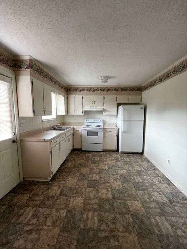 Building Photo - 4 Bedroom 2.5 Bath House with Garage and B...