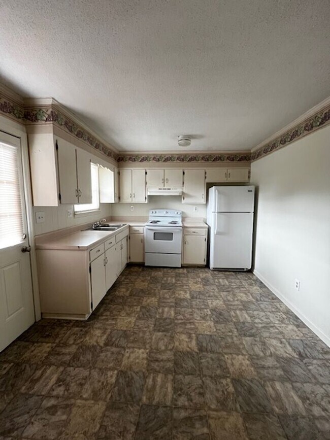Foto del edificio - 4 Bedroom 2.5 Bath House with Garage and B...