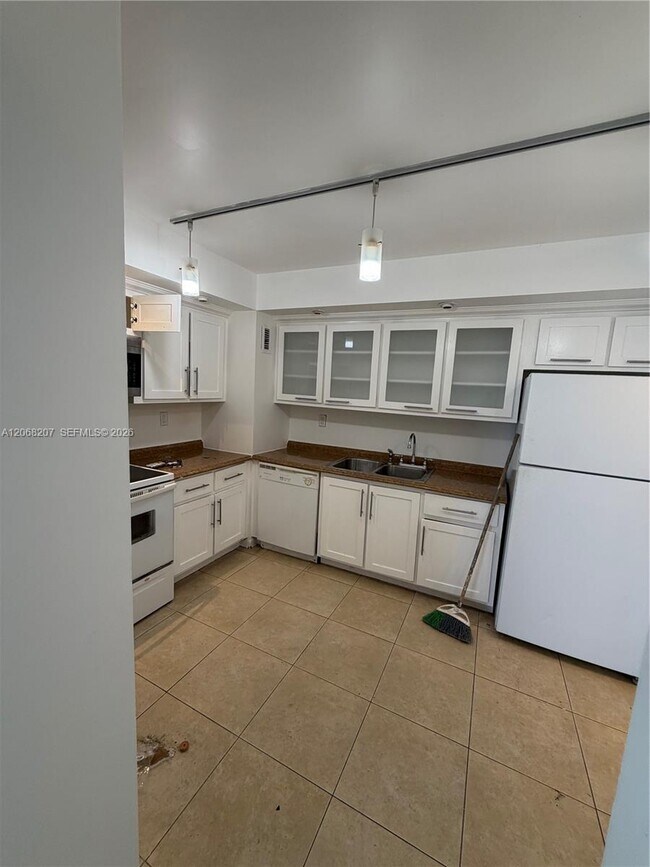 Building Photo - 5838 Collins Ave