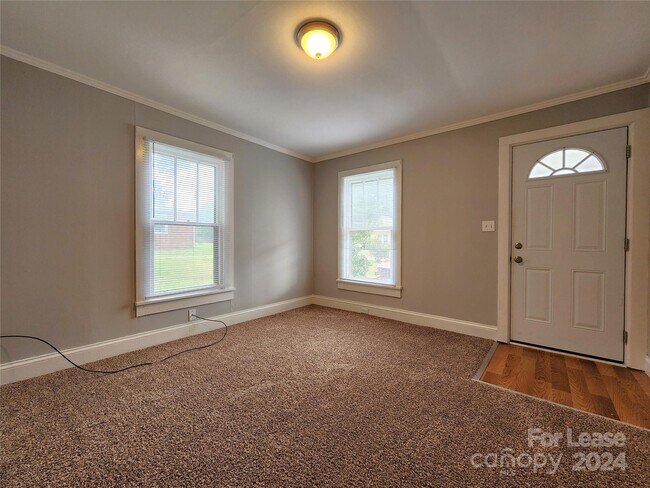 Building Photo - 816 S Ridge Ave