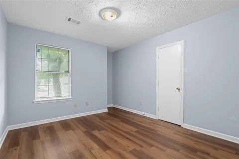 Building Photo - 1095 Longshore Dr