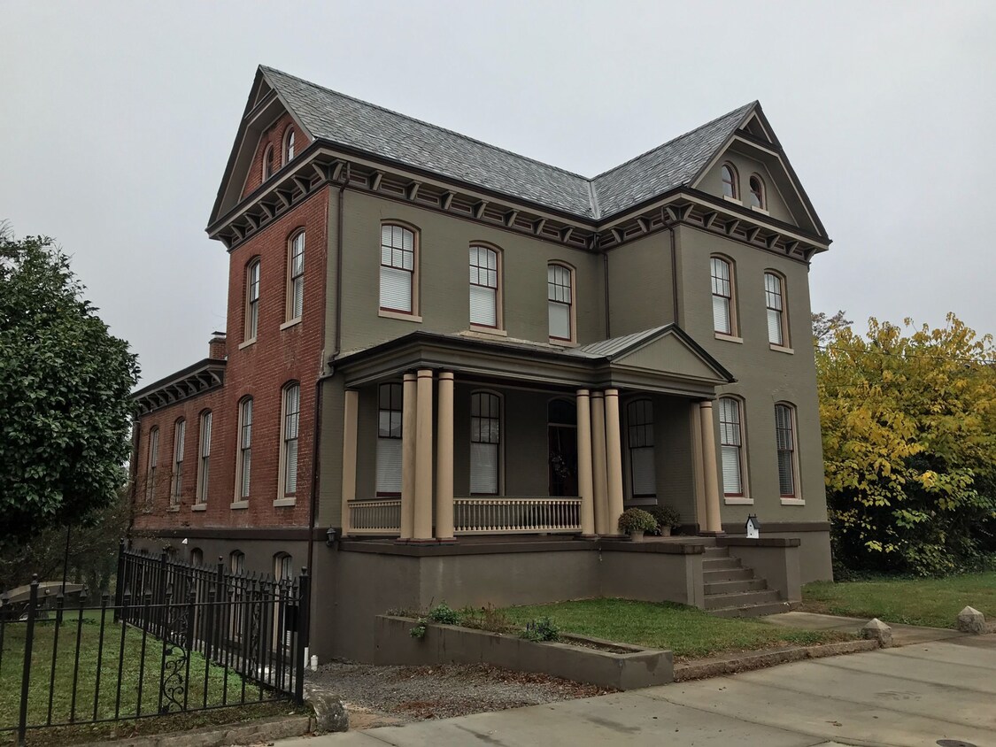 Foto principal - 841 Main St