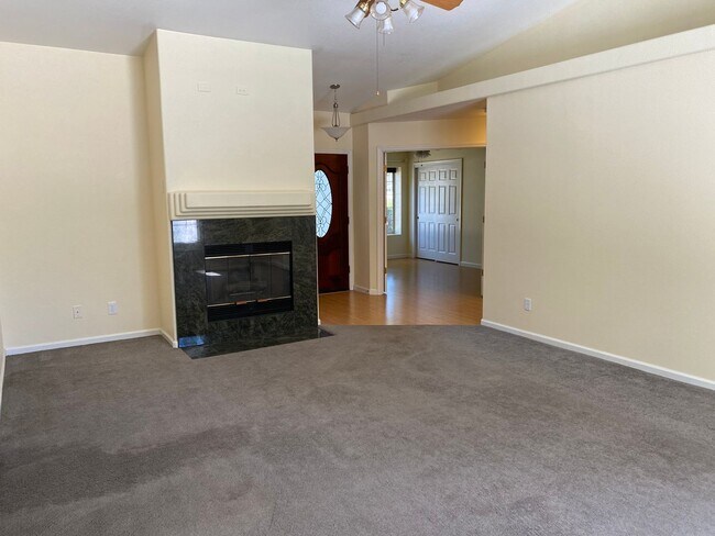 Foto del edificio - 4 BEDROOM HOME IN BLOSSOM PARK SUBDIVISION...