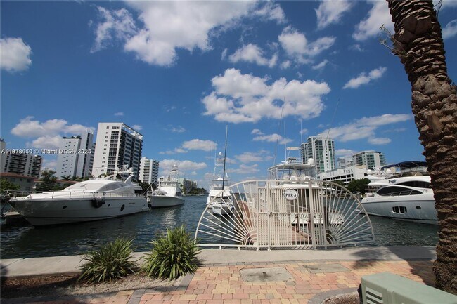 Foto del edificio - 7910 Harbor Island Dr