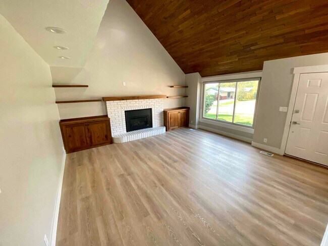 Building Photo - 6041 Fleetwood Dr