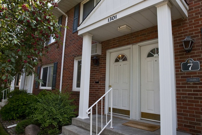 Building Photo - Brentwood Apartments