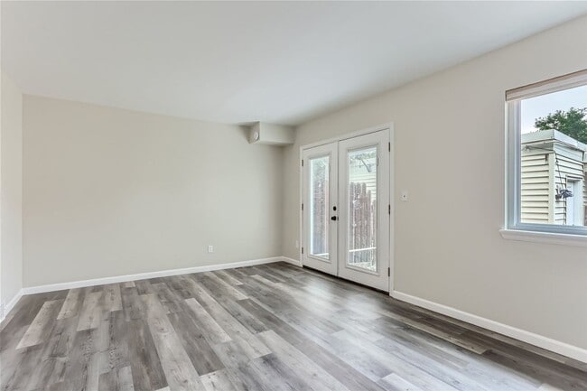 Building Photo - Charming 3 Bedroom 2 Bath Townhome In Aurora!