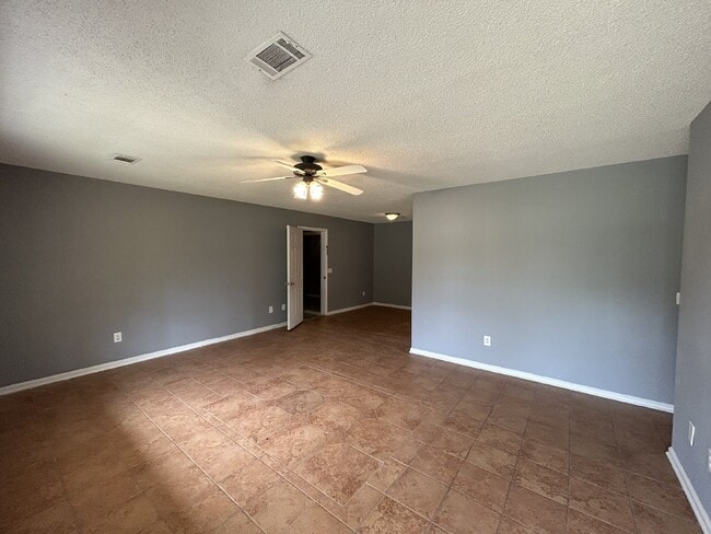 Building Photo - Home For Rent
