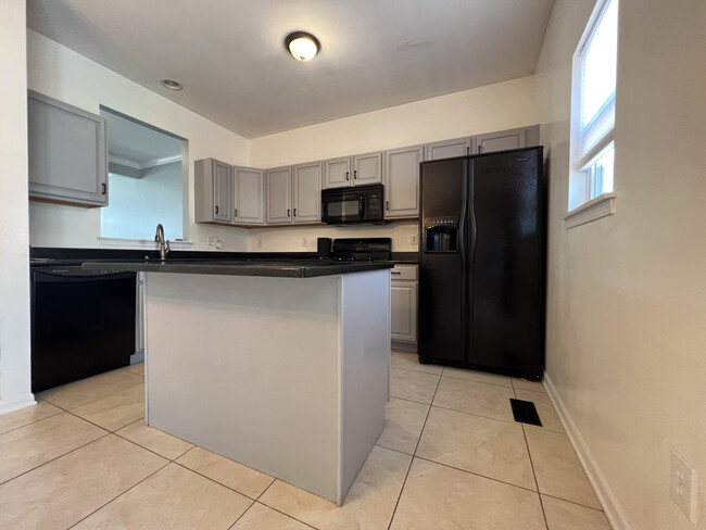 Building Photo - 409 Parker Dr