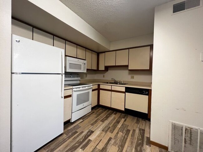 Foto del edificio - $1,095 | 2 Bedroom, 1 Bathroom Condo | Pet...