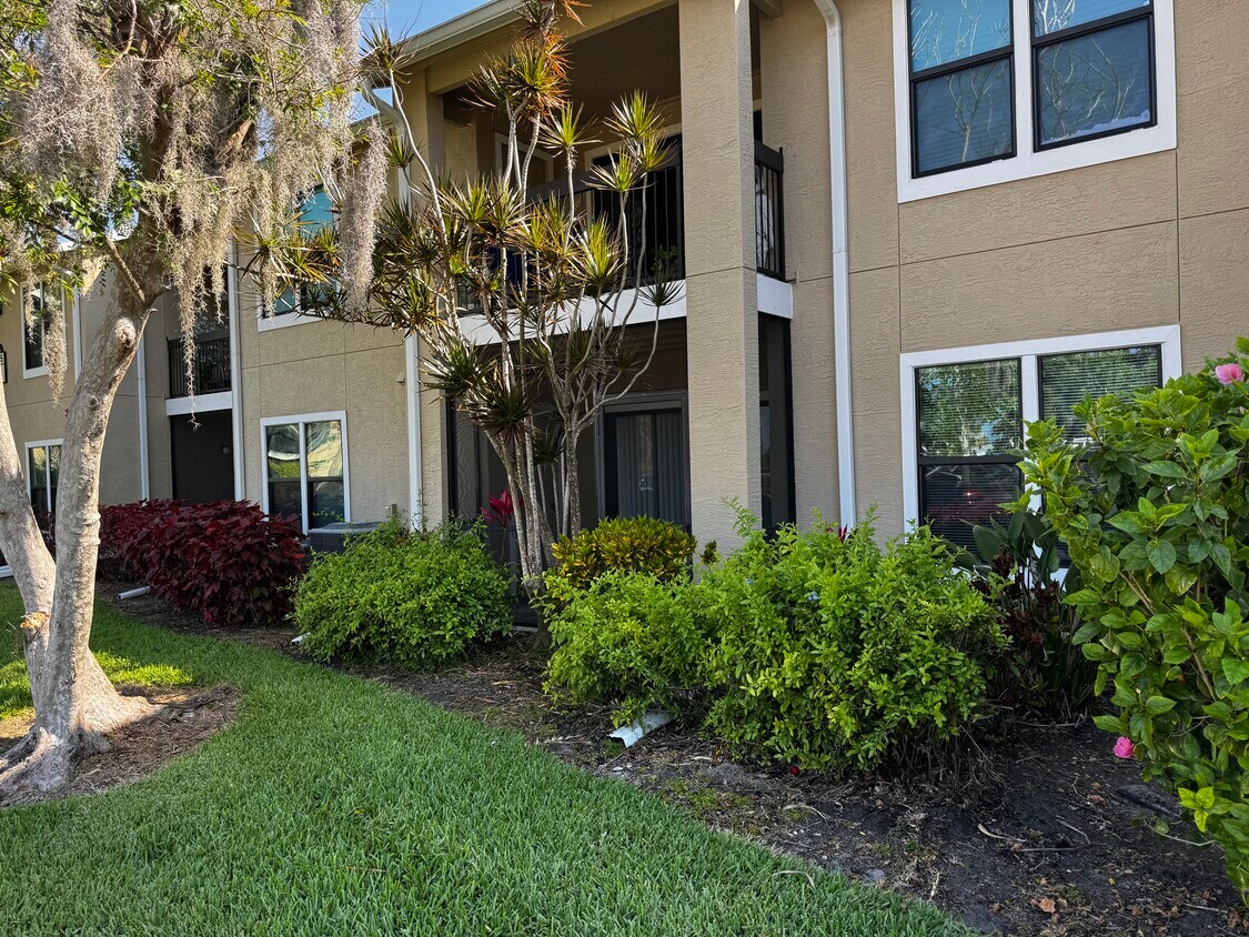 Frente - 4045 Crockers Lake Blvd