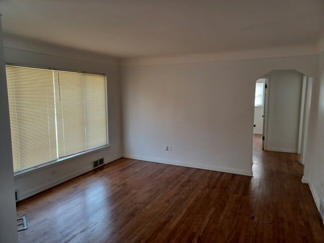 Building Photo - 9814 Quandt Ave