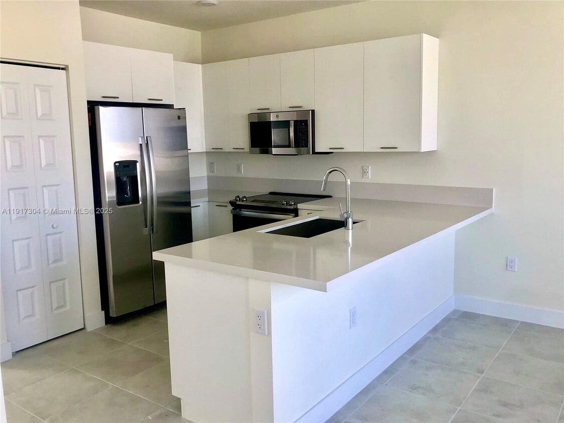 Foto principal - 6455 NW 103rd Pl