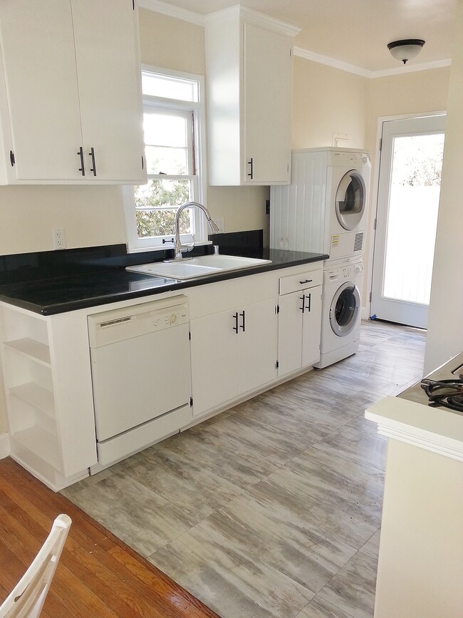 Kitchen w/ washer and dryer - 3120 Colorado Ave