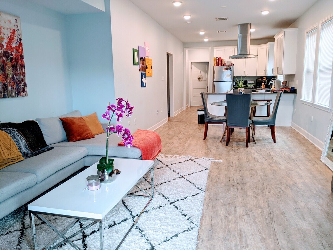 Open concept living space - 2632 Upperline St