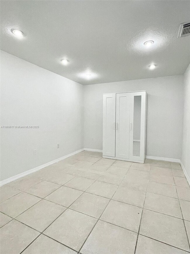 Foto del edificio - 5795 NW 109th Ave