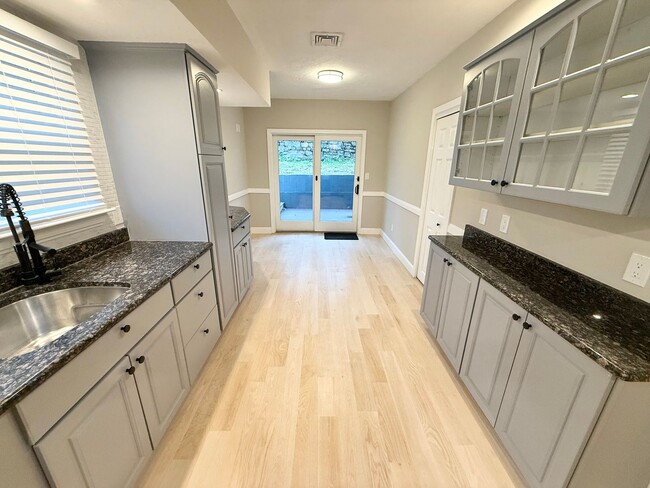 Building Photo - 18 Salina Rd