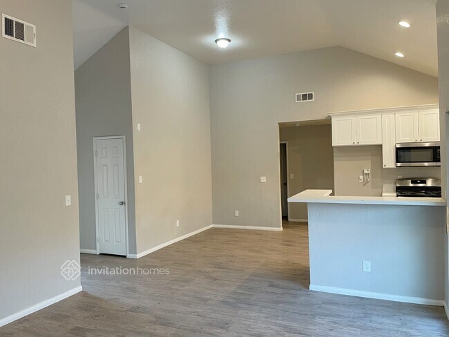 Building Photo - 2705 Sunset Ln