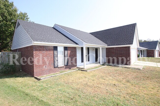 Foto del edificio - 10770 Oak Leaf Dr