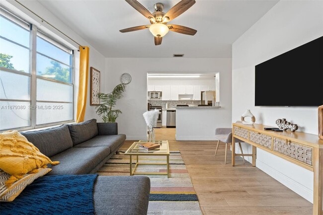 Foto del edificio - 2453 SW 17th St