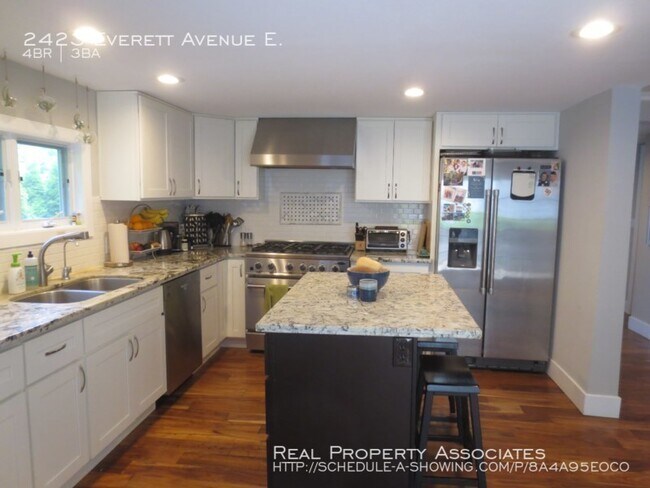 Foto del edificio - 2423 Everett Ave E