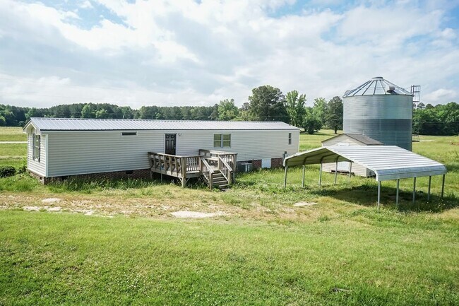 Building Photo - 2 Bed/2 Bath with Plenty of Space!