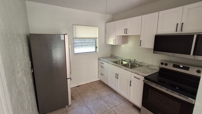 2/1 - Conveniently Located - 2/1 - Conveniently Located House