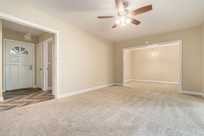 Foto del edificio - Recently Renovated 3 Bedroom 2 Bath House ...