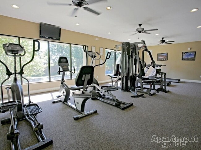 Building Photo - 1st Floor One bedroom One Bathroom with Wa...