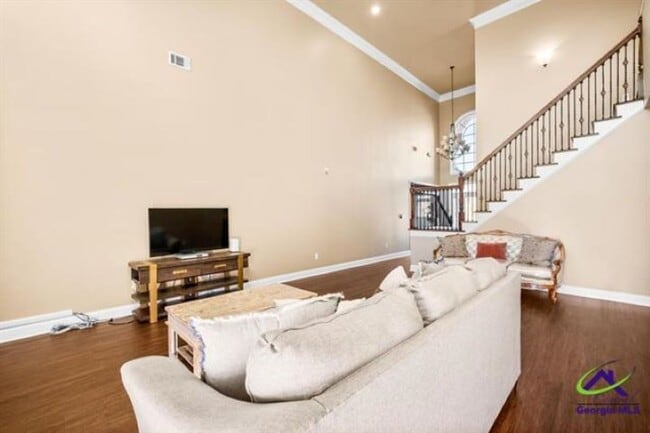 Building Photo - 5 Bedrooms!!