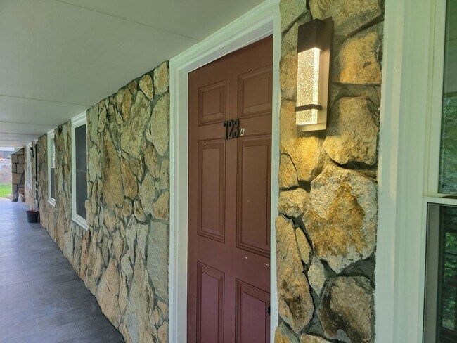 Foto del edificio - Accepting  DeKalb Housing Choice & HUD /VA...