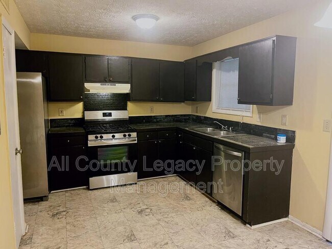 Building Photo - 2940 Spruce Cir