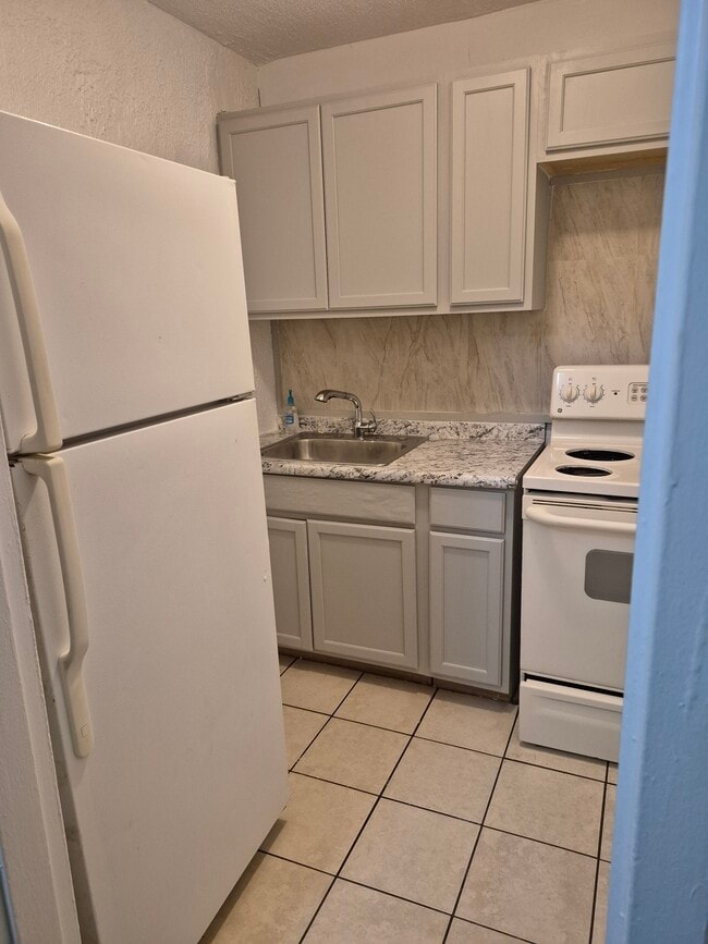 Kitchen - 441 Kenwood Dr