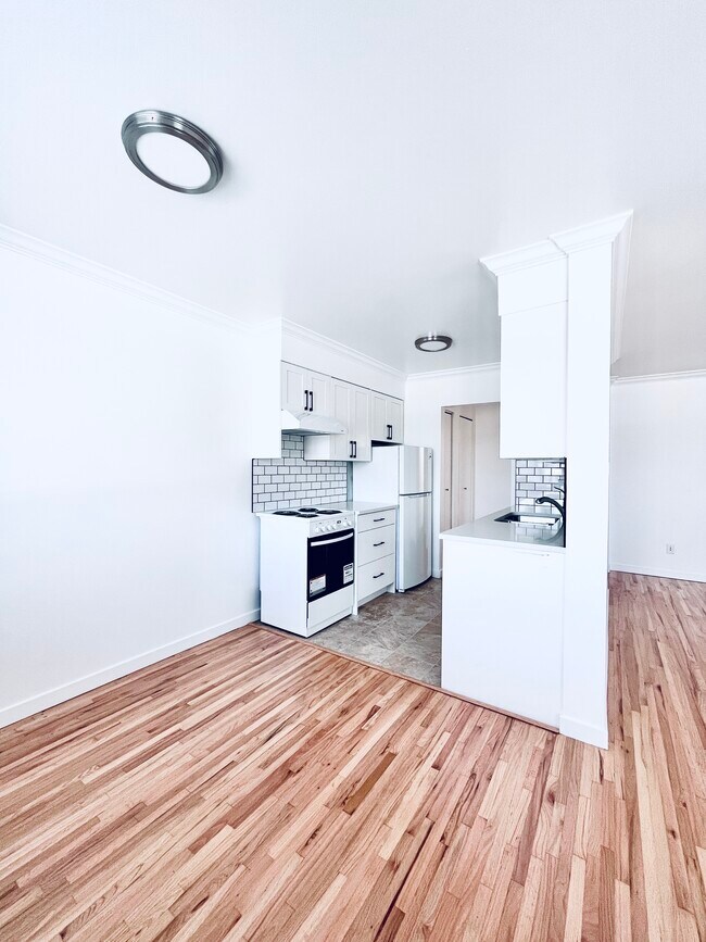 Building Photo - Newly Renovated, Bright 1 Bedroom in Willingdon Heights