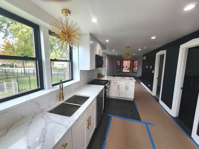 Building Photo - 243 W Swann St