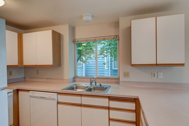Building Photo - 2-Bedroom 1st Floor Park Place Condo - Wat...