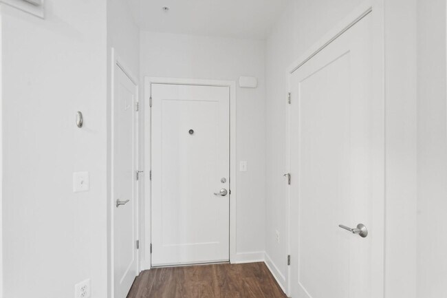 Foto del edificio - Experience modern living in this beautifully appointed junior one-bedroom/studio featuring an ope...
