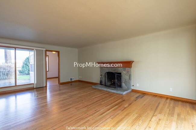 Building Photo - 5589 River St