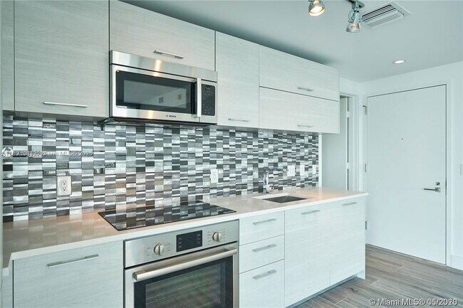 Foto del edificio - 650 NE 32nd St