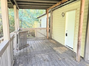 Building Photo - 858 Queenswood St