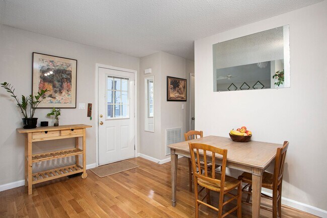 Foto del edificio - Fabulous Centrally Located 3 Bedroom Chape...