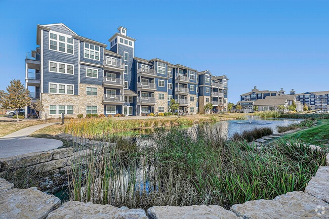 Building Photo - Village West