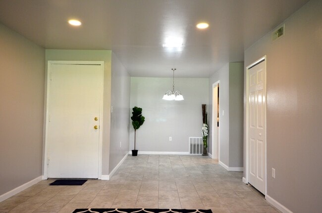 Building Photo - 563 Wilson Bridge Dr