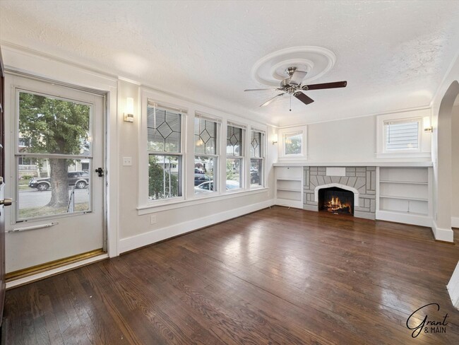 Building Photo - 3 bedroom - 2 bath - Lincoln Park- $1350