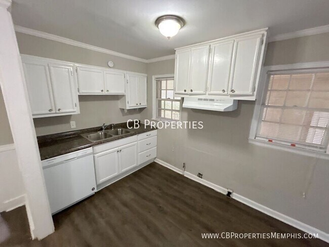 Building Photo - 1111 Robin Hood Ln