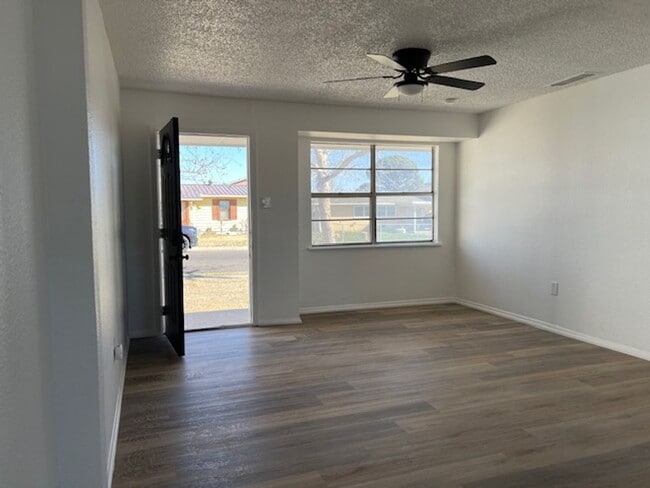 Foto del edificio - For Lease - 3707 Jackson Ave - Odessa Tx