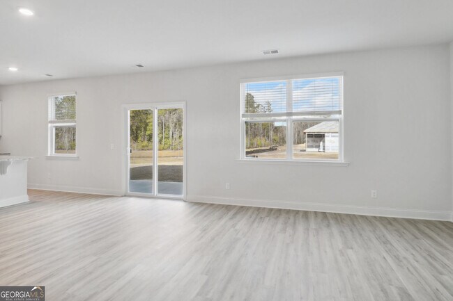 Building Photo - 323 Fox Tail Dr