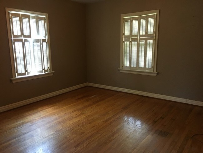 Foto del edificio - 1042 N Geyer Rd, Kirkwood, MO 63122