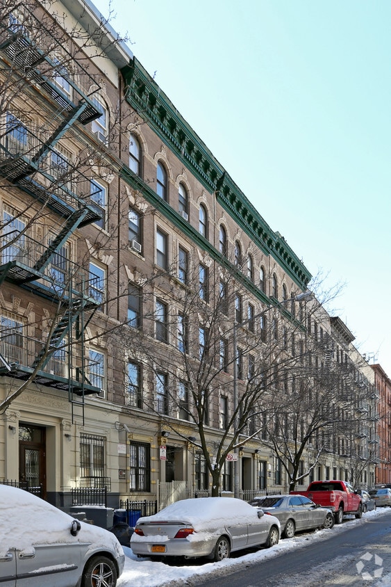 Building Photo - 136 W 109th St