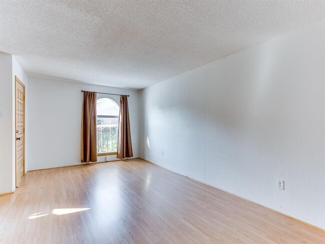 Building Photo - 1326 Town Cir